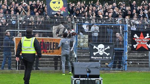 Jugadores del St.Pauli, a golpes con ultras rivales