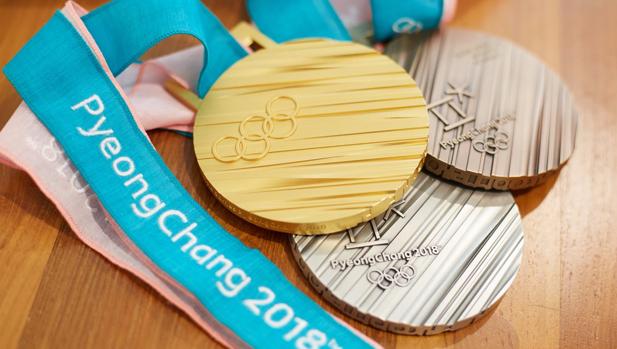 El Comité de organización de los JJ.OO 2018
enseña las medallas