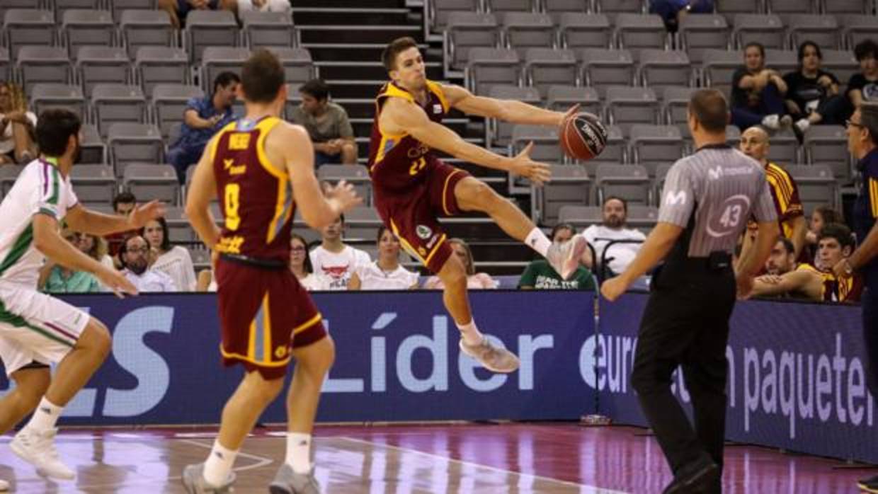 Los jugadores del Herbalife Gran Canaria celebran su victoria sobre el Real Madrid en la Supercopa