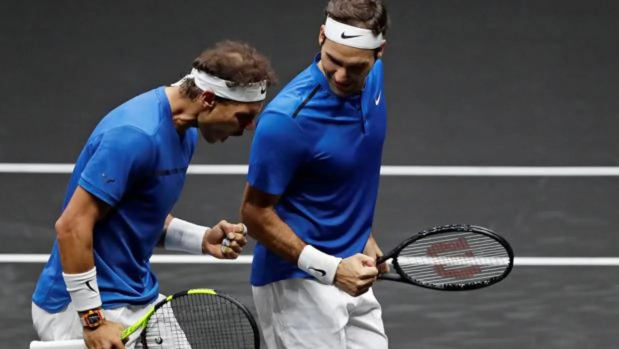 Rafa Nadal y Roger Federer, juntos en la pista de la Copa Laver