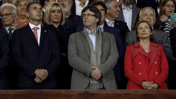 Ovación a Puigdemont y gritos de «votaremos»