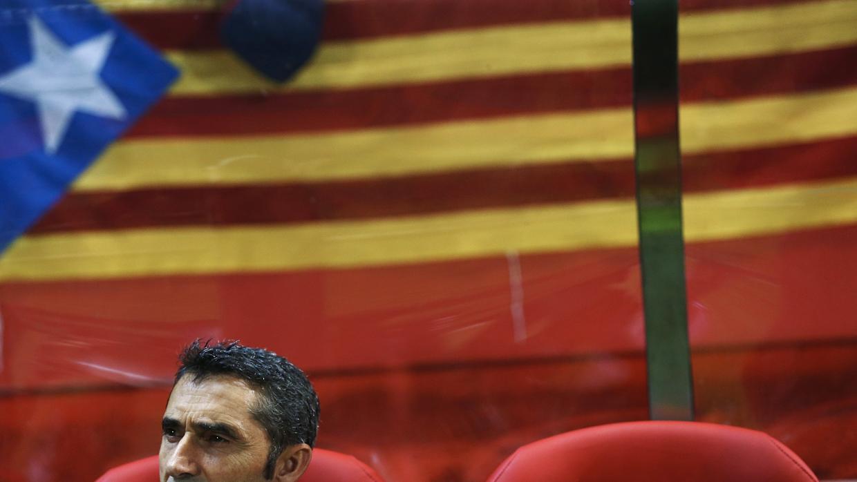 Ernesto Valverde en el banquillo de Montilivi con una gra estelada a sus espaldas