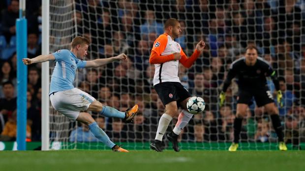 De Bruyne y Sterling allanan el camino del City hacia octavos