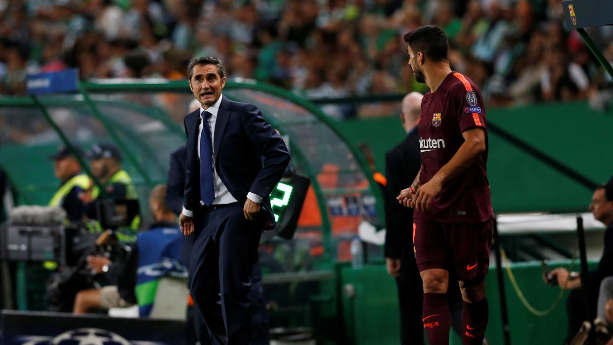 Ernesto Valverde habla con Luis Suárez durante el partido