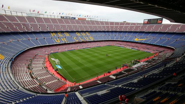 La grada de animación del Barça amenazó con invadir el Camp Nou