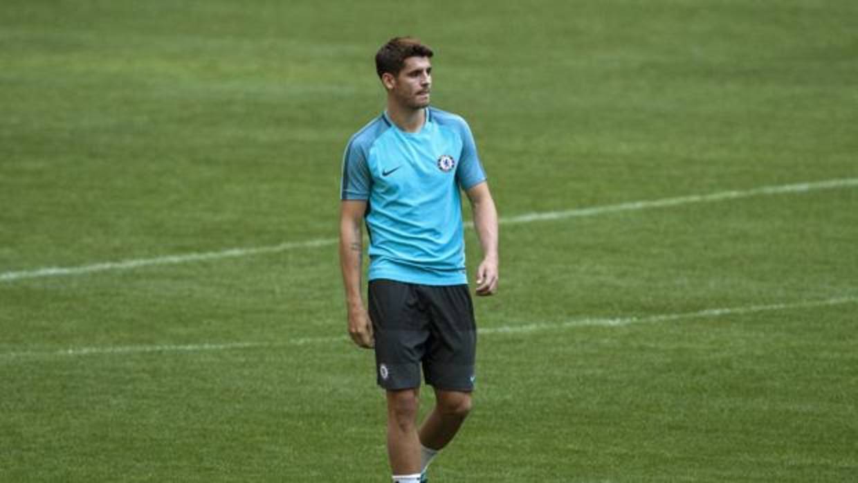El delantero español del Chelsea Álvaro Morata se cae de la convocatoria por lesión