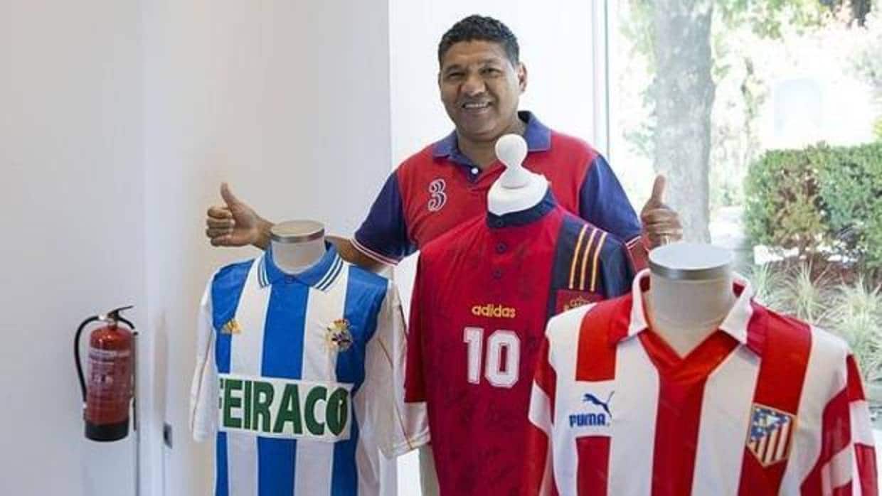Donato, con las camisetas del Deportivo, el Atlético y la selección española