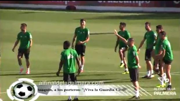 Joaquín, en el entrenamiento del Betis: «¡Viva la Guardia Civil!»