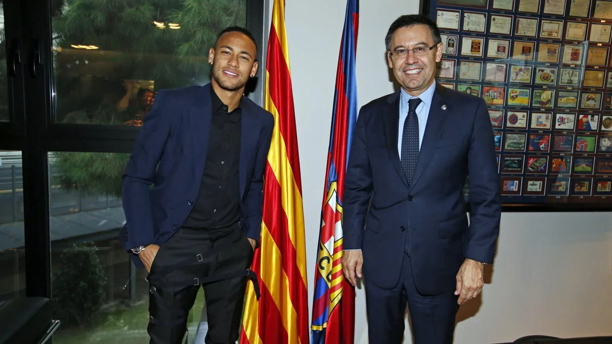 Neymar y Bartomeu el día de la renovación del brasileño
