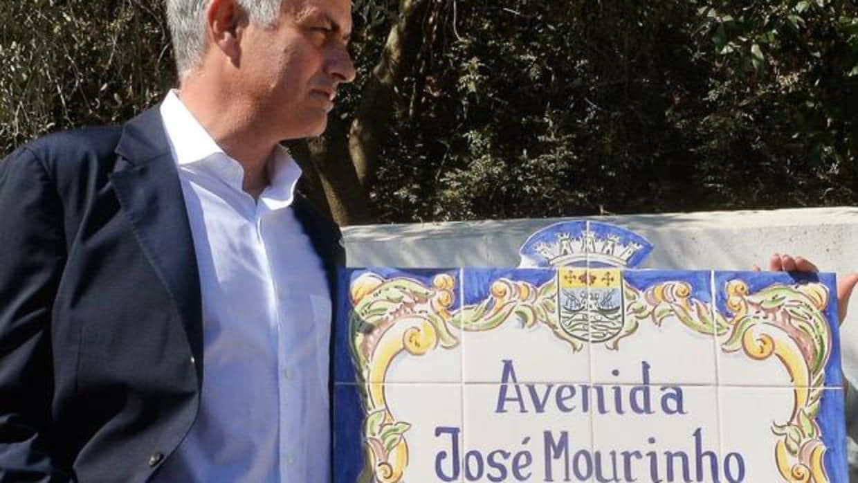 José Mourinho, junto a la placa de «su» avenida