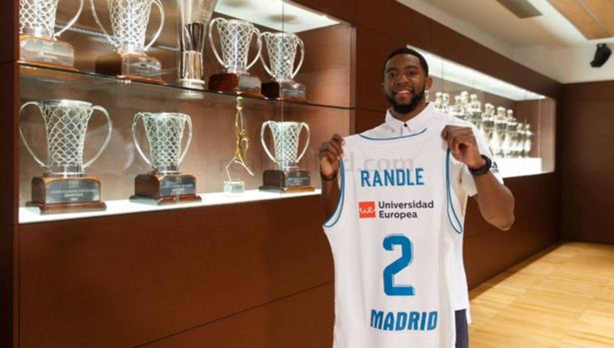 Randle, posando con su nueva camiseta