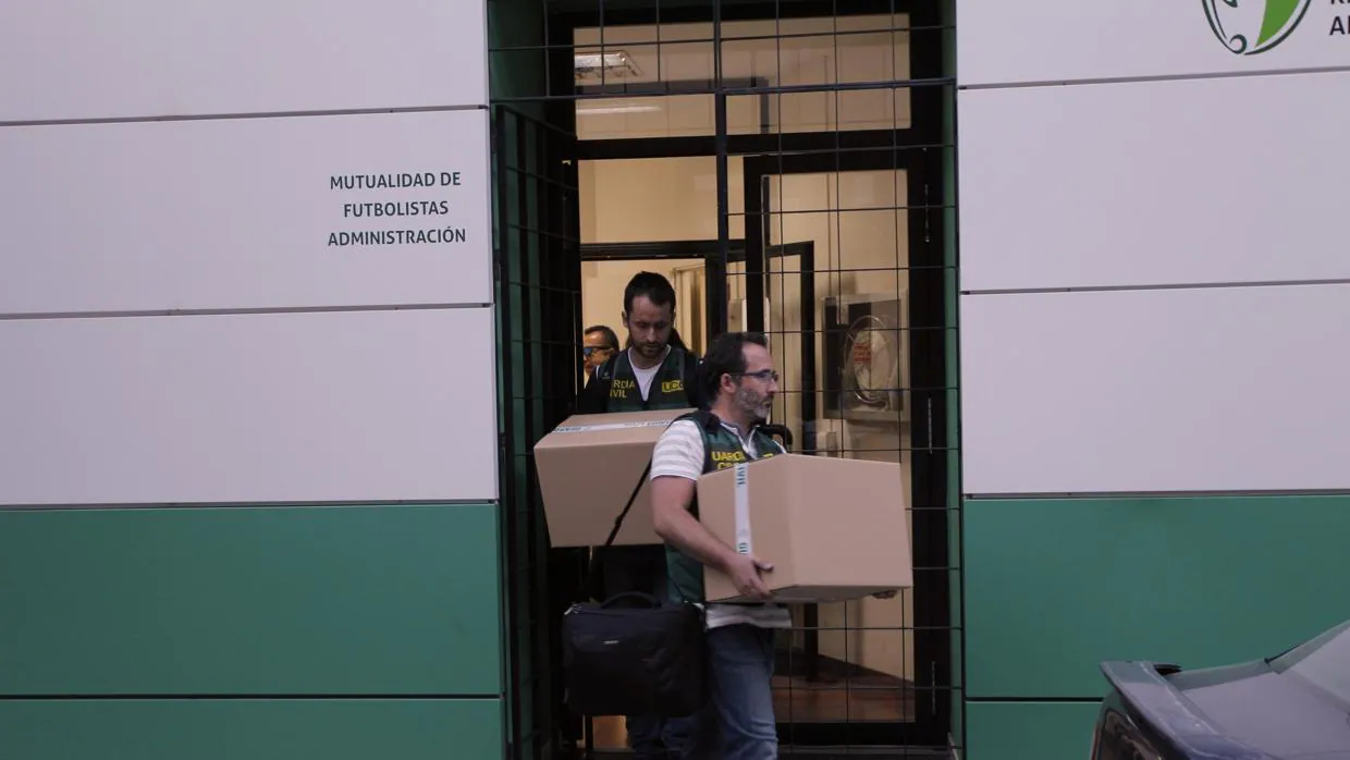Los agentes de la UCO se incautan de documentación de la Mutualidad andaluza