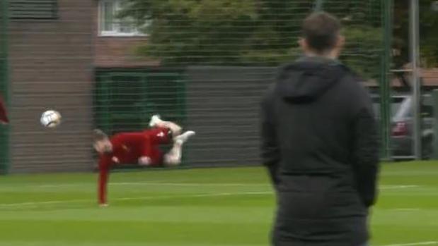 Alberto Moreno marca con un increíble remate del escorpión