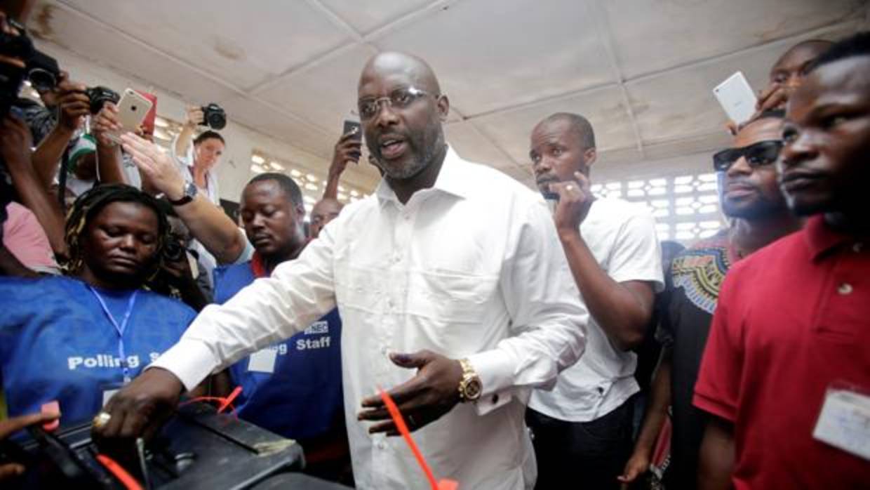 El exfutbolista George Weah vota durante las elecciones en Liberia