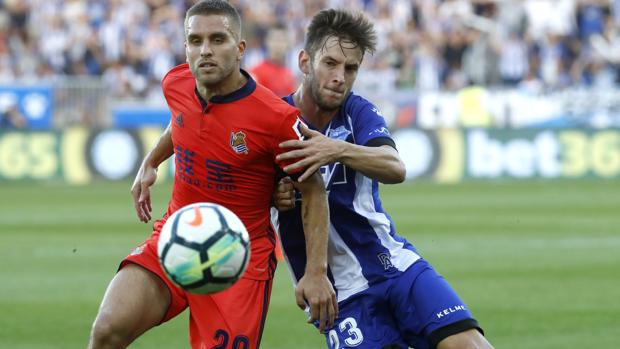 La Real resuelve el derbi ante el Alavés con dos goles en el tramo final