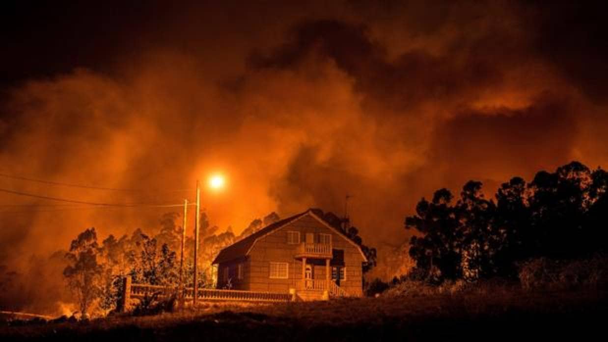 Una vivienda rodeado por el fuego en el municipio de Nigrán (Ourense)