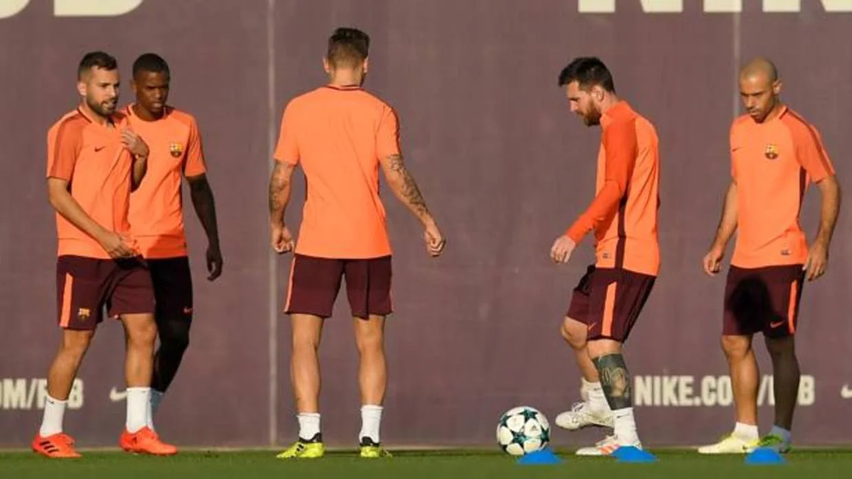Los jugadores del Barcelona, en el entrenamiento previo al partido