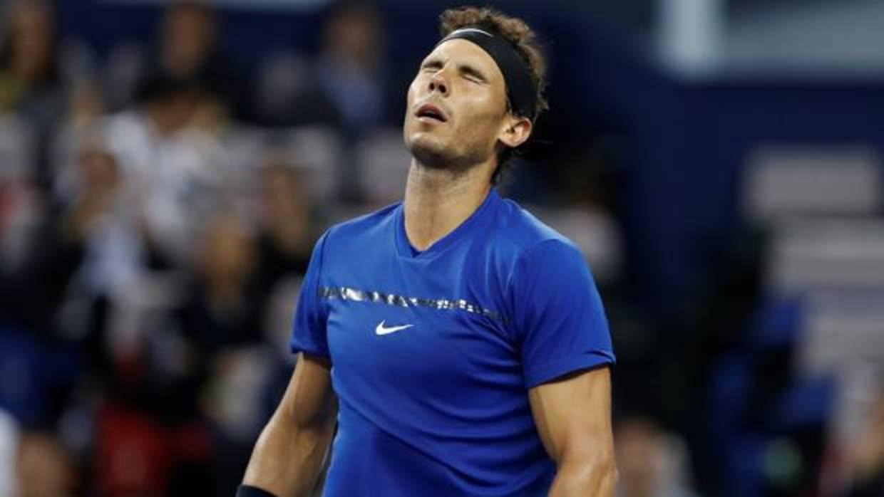 Nadal tiene una «carga de estrés» en la rodilla derecha