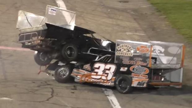 Un insólito accidente acaba con dos pilotos en comisaría