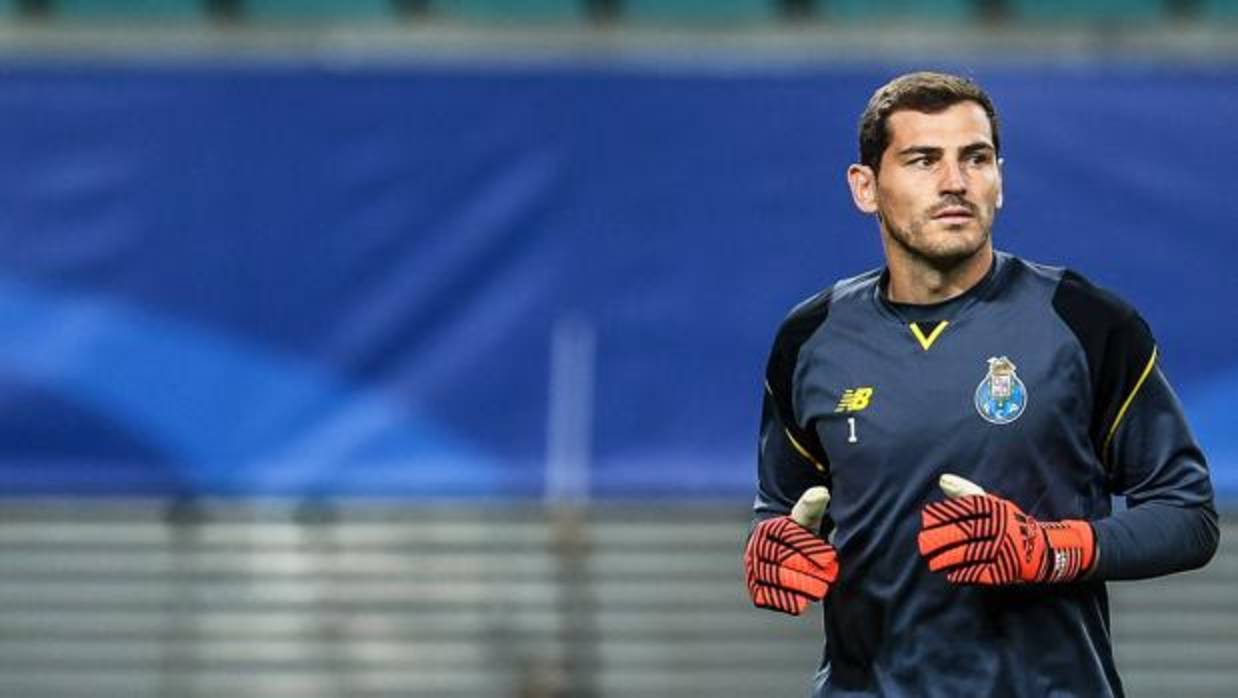 Casillas, suplente en el Oporto, calienta en el partido ante el Leipzig