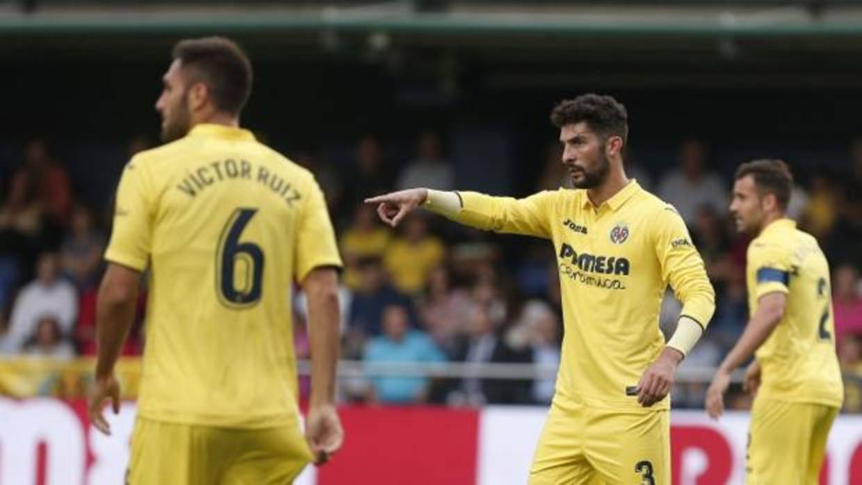 Samu Castillejo pelea un balón ante los defensores del