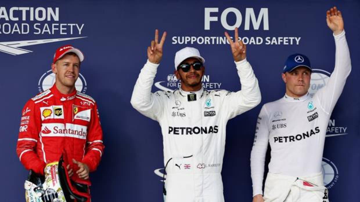 Hamilton, en el centro, junto a Vettel (izquierda) y Bottas (derecha), los tres primeros clasificados