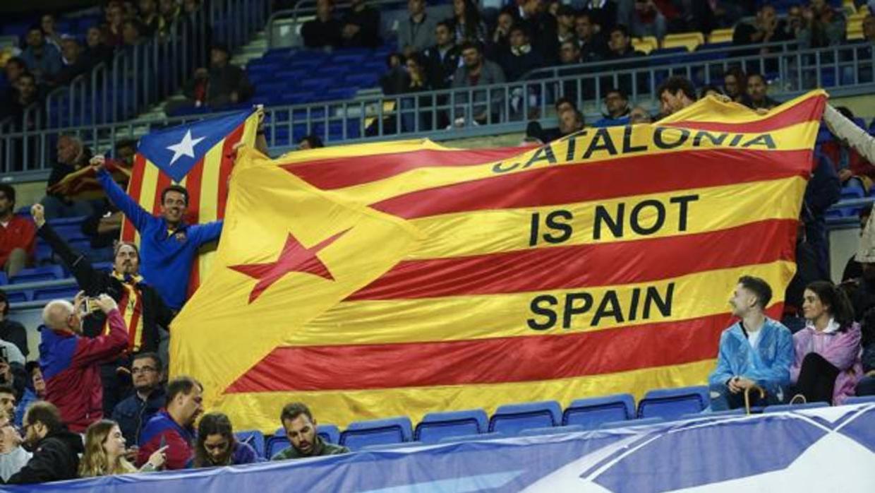 Aficionados del Barcelona muestran una estelada en el Camp Nou