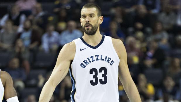 Brillan los Gasol con suerte opuesta