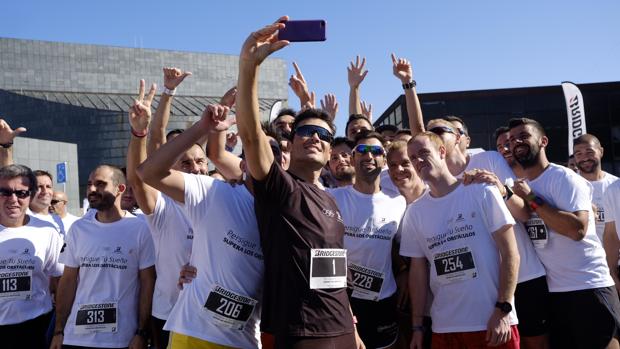 Gómez Noya se da un baño de masas en casa