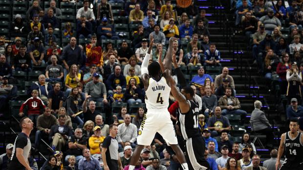 Un triplazo de Oladipo deprime a los Spurs