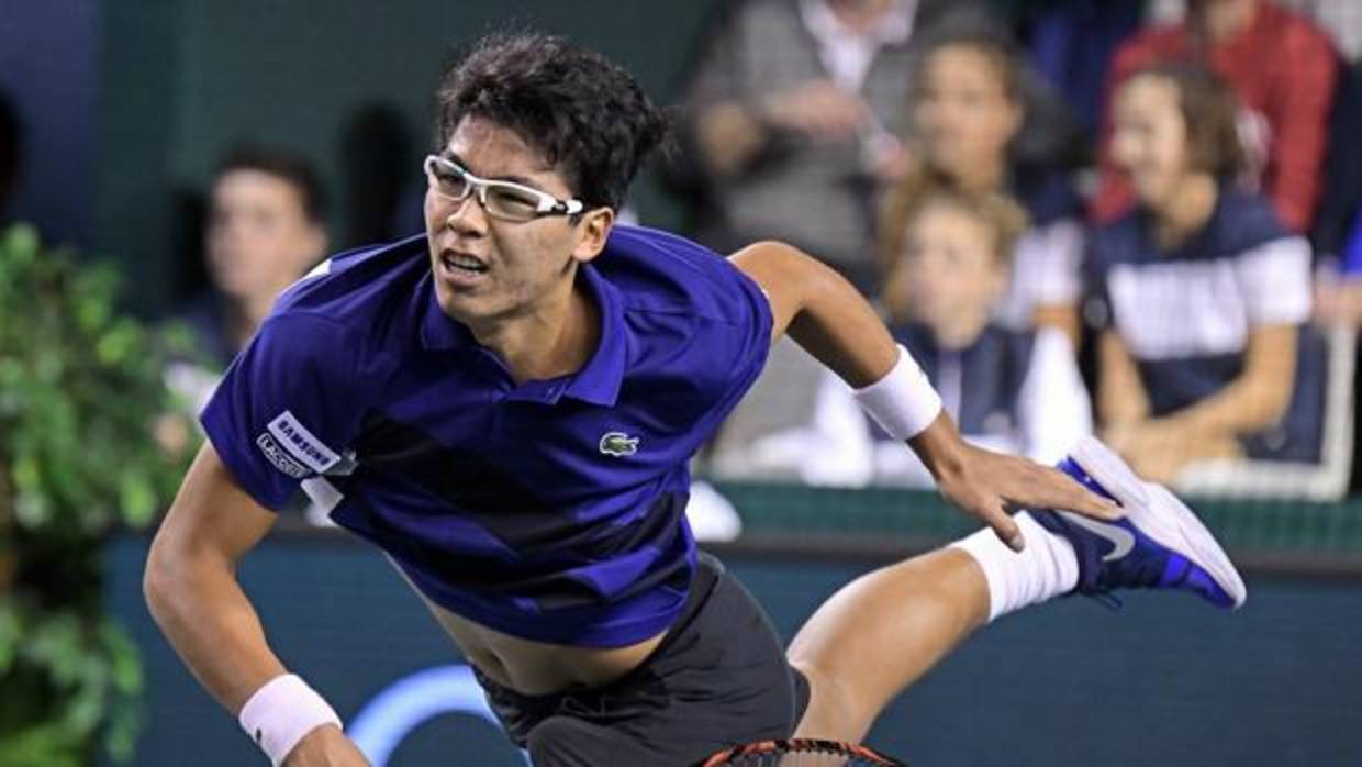 Hyeon Chung en acción contra el alemán Mischa Zverev en París