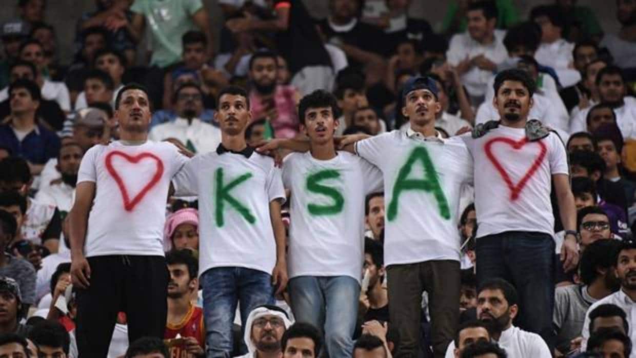 Aficionados saudíes, en el estadio King Abdullah Sports City