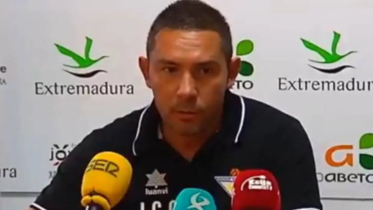 Juan Carlos Gómez, entrenador del Écija en la sala de prensa del Mérida