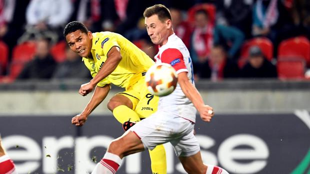 El Villarreal sale líder de Praga