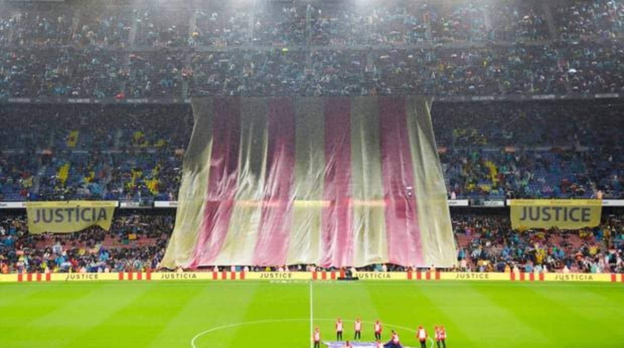 El Camp Nou vuelve a politizar un partido