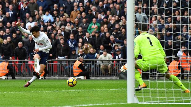 Son y Gazzaniga rescatan al Tottenham