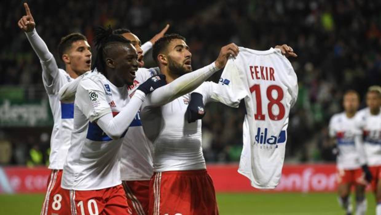 Fekir enseña su camiseta tras marcarle al Saint-Etienne