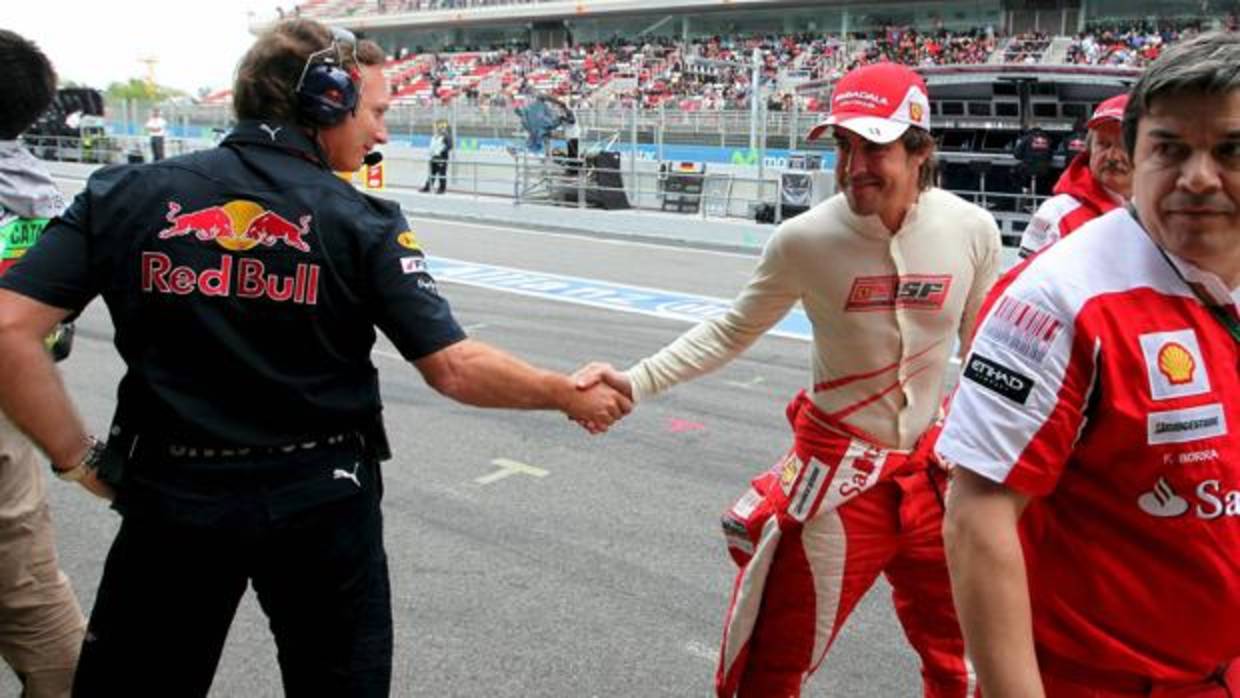 Christian Horner saluda a Fernando Alonso en el GP de España de 2010