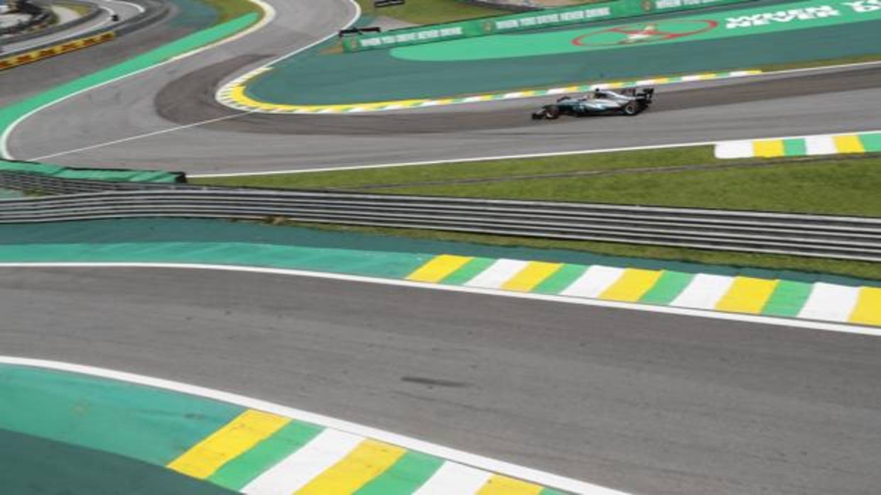 Lewis Hamilton, durante la segunda sesión de entrenamientos en Interlagos