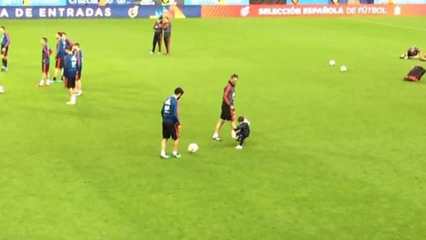 Isco, todo ternura jugando con su hijo en La Rosaleda