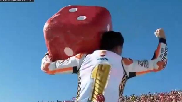 Así celebró Márquez el título con sus fans