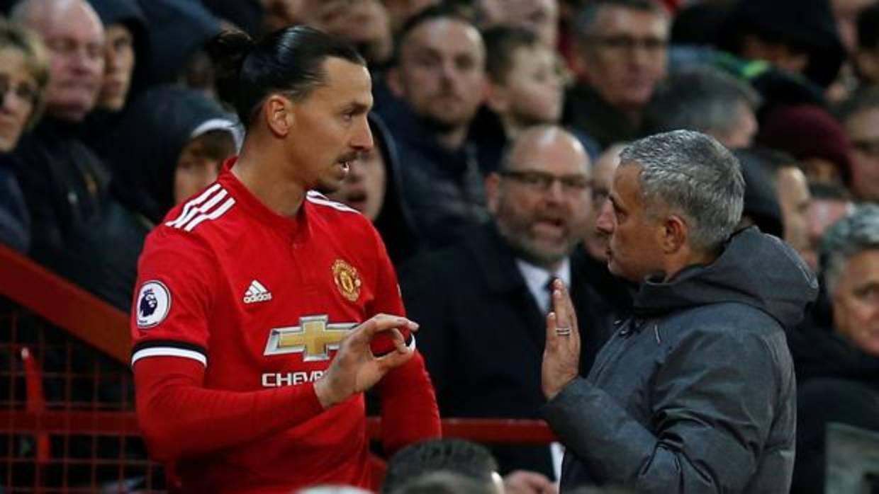 Ibrahimovic escucha a Mourinho antes de regresar tras siete meses de lesión