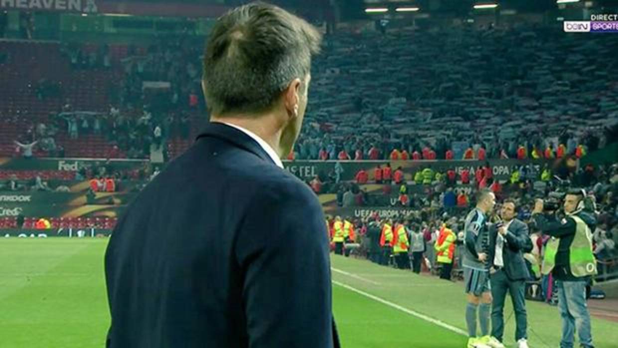 Berizzo mira a la afición del Celta antes de abandonar Old Trafford