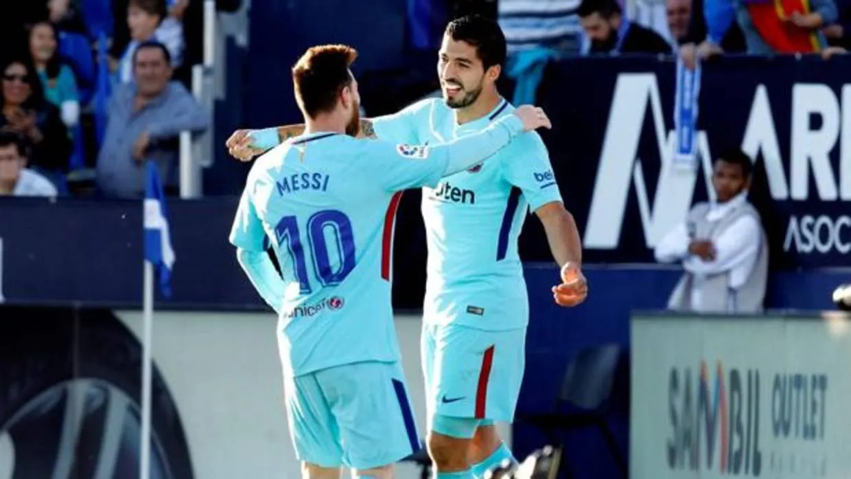 Leo Messi y Luis Suárez celebran un gol