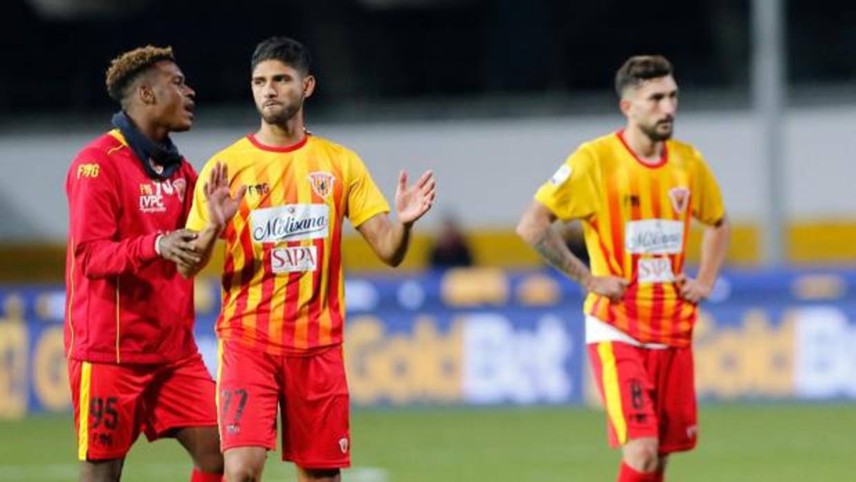 Los jugadores del Benevento, desolados tras la derrota de este domingo ante el Sassuolo