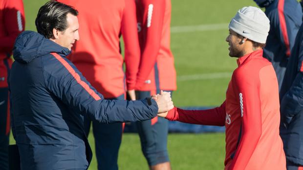 Emery aprueba la vida nocturna de Neymar