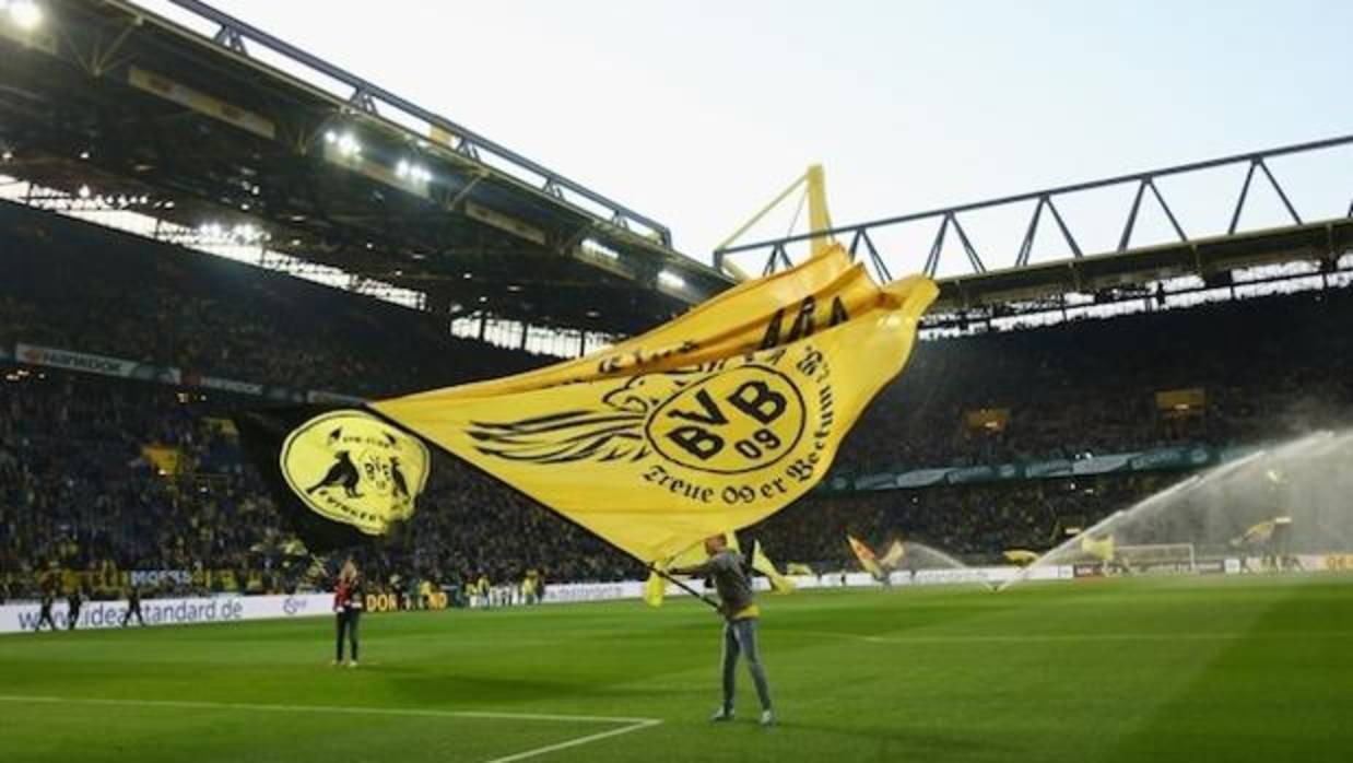 El Signal Iduna Park acoge un atractivo derbi entre Borussia Dortmund y Schalke