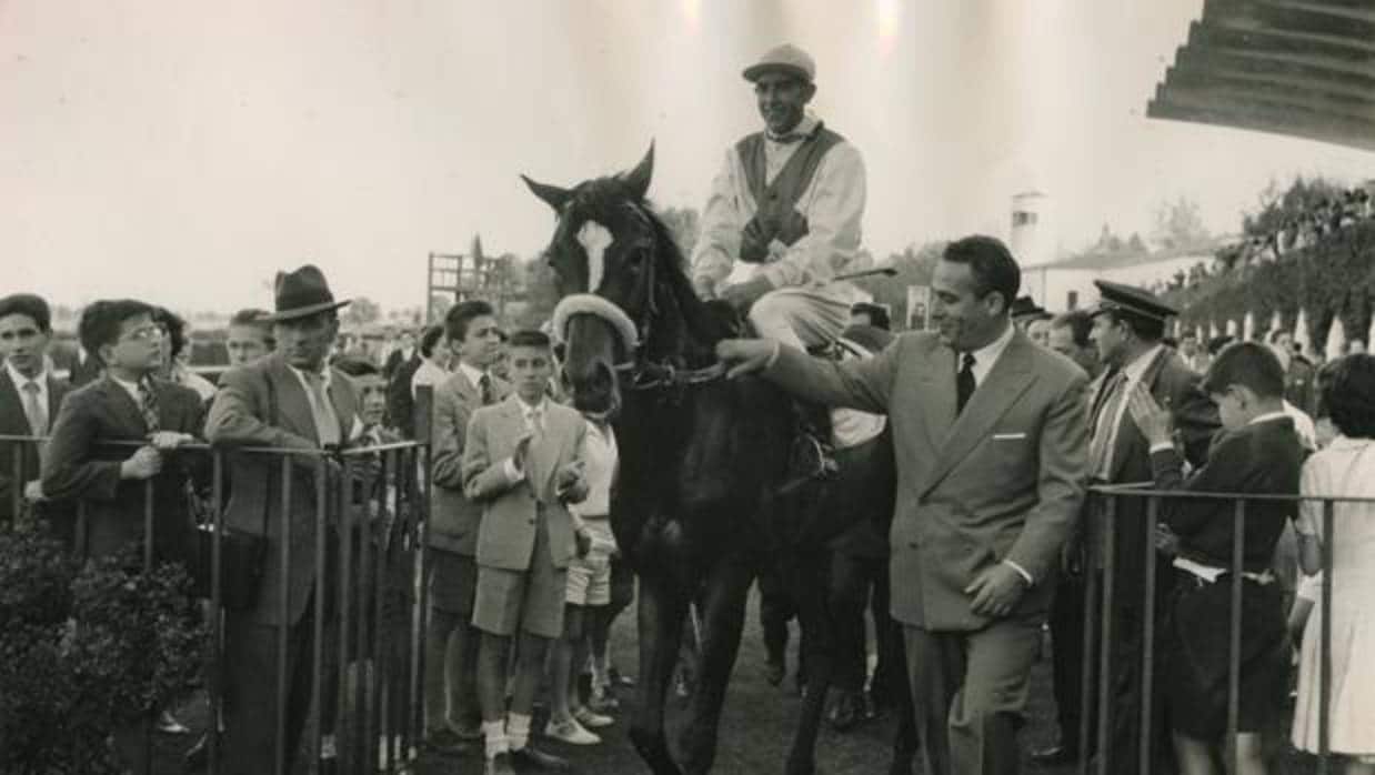 Antonio Blasco, en 1957, lleva de las riendas a su caballo «Pillete», ganador del Premio Domecq