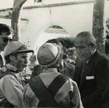 Antonio Blasco, triunfador del derby, conversando con sus dos jinetes, uno de ellos Claudio Carudel, a la izquierda.