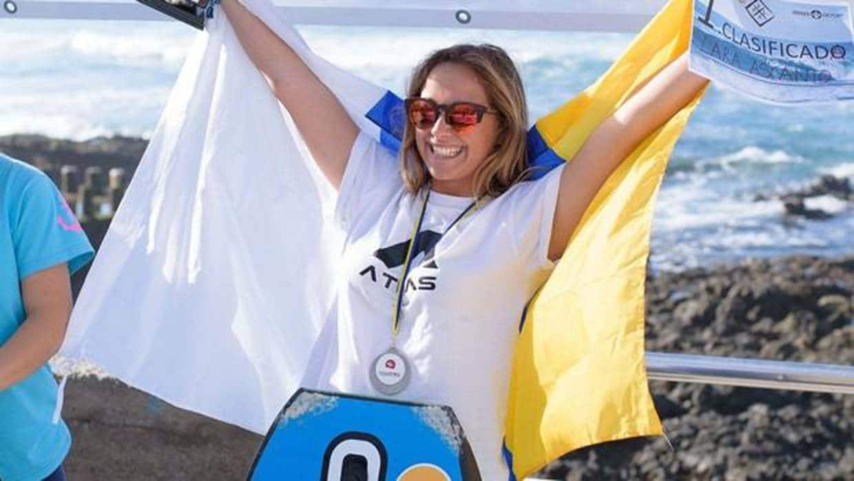 Lara Ascanio: «La Guancha es mi ola favorita de Canarias»